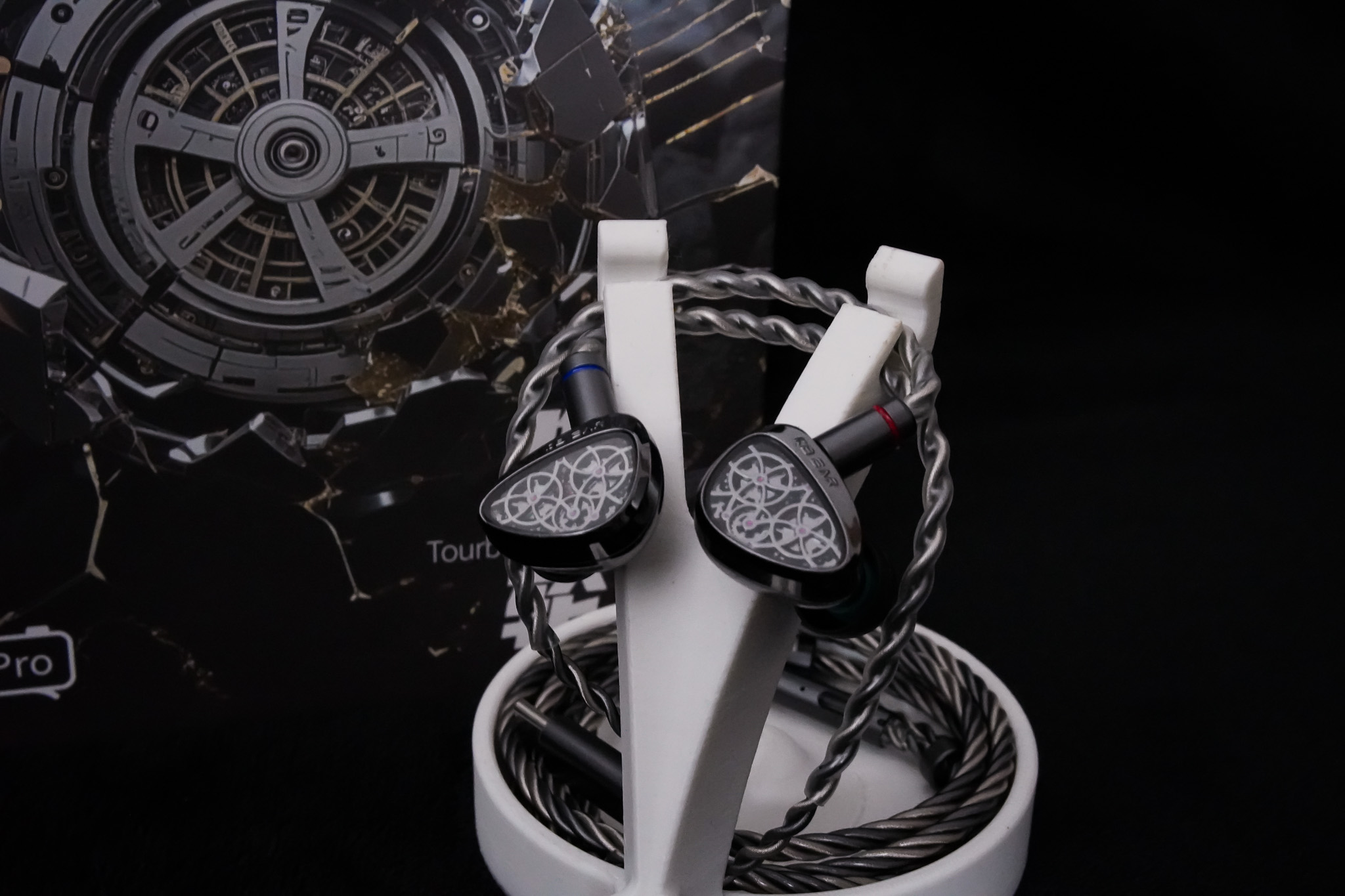 Imagem do Tourbillon Pro em frente à sua caixa
