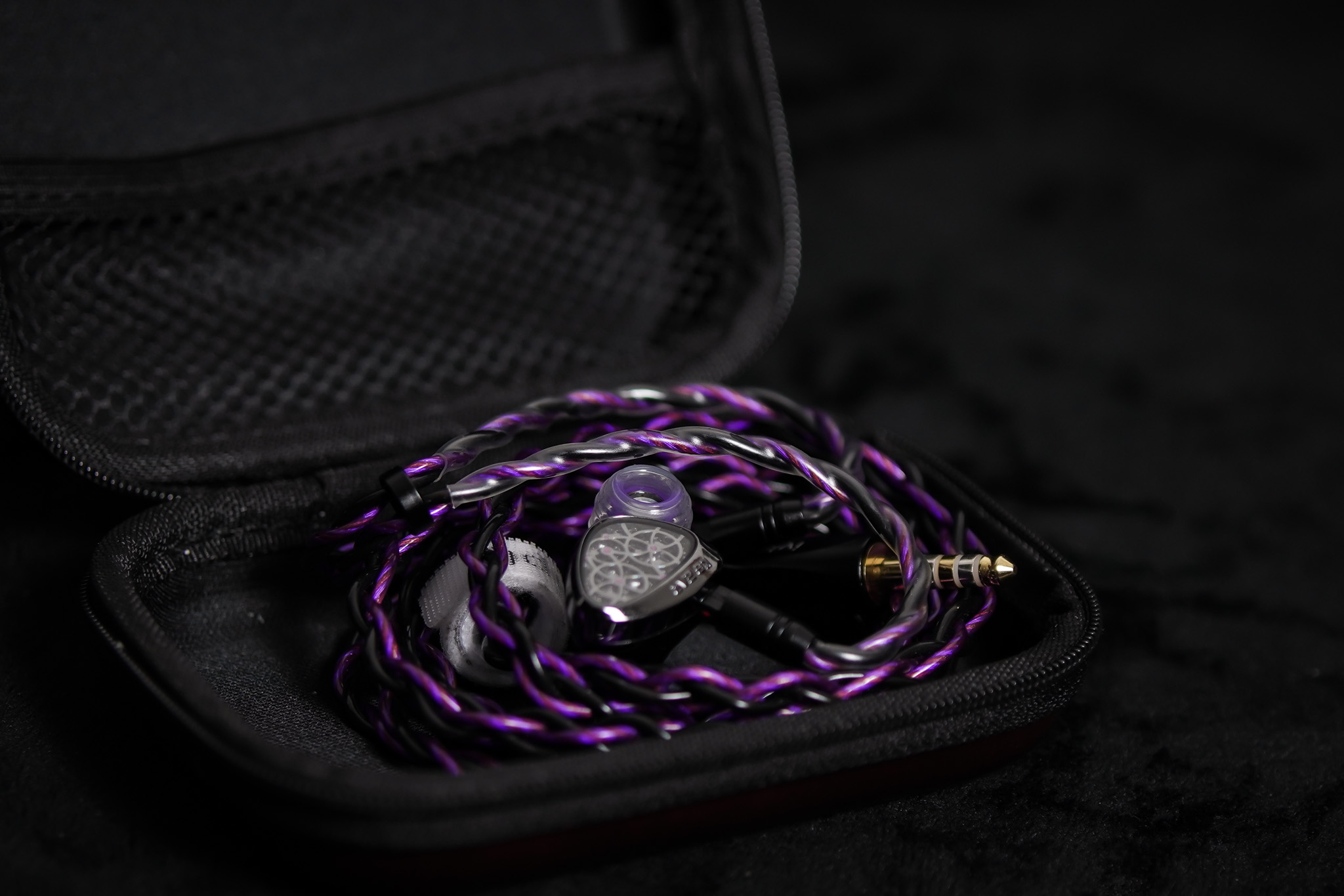 Tourbillon Pro usando o cabo Nightglow da ivipQ dentro do estojo da ivipQ.